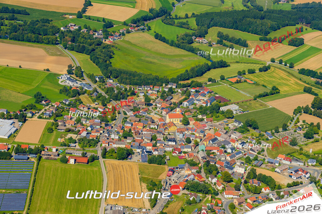 Luftaufnahme der Stadt Moosbach - Die Luftaufnahme wurde 2025 vom UL-Flugzeug heraus erstellt ( keine Drohne ) - Hochauflösende Luftaufnahme - für professionelle Ausdrucke geeignet. Die Geschenkidee !Mit Lizenz und Bildrechte bestellbar