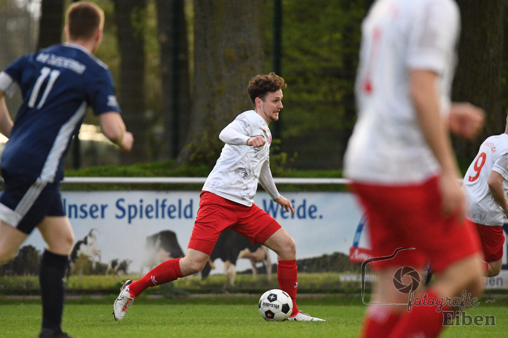 SV Eintracht Wiefelstede-VFL Bad Zwischenahn | Herren Kreisliga; SV Eintracht Wiefelstede (weiß)-VFL Bad Zwischenahn (blau) am 09.04.2024; in Wiefelstede (Sportanlage Am Breeden), Photo: Philip Eiben 2024 - Realisiert mit Pictrs.com
