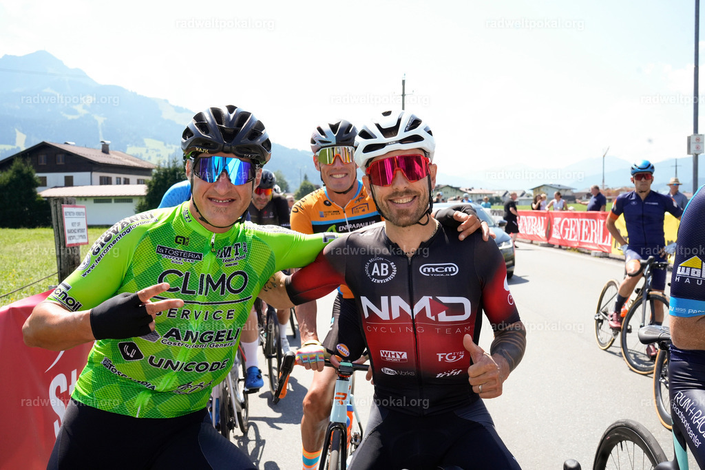 171_20230817_Bewerb_Maenner_Muehlanger | AUT - OESTERREICH, 2023-08-16: SPORT RENNRAD-FAHREN - 55. INTERNATIONALER RADWELTPOKAL IN ST. JOHANN IN TIROL  - Vintage-Radrennen mit WM-Bronze-Medaillen-Siegerin Christina Schweinberger, den Teilnehmer und Alexander Baumann (vom Orginastions-Team) - TAG 2 BEWERB MAENNER IN SECHS GRUPPEN  ; Foto: Roland Muehlanger