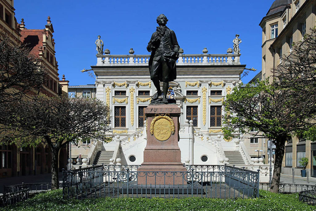 Bildlexikon Leipzig - Goethe-Denkmal vor der Alten Handelsbörse | Das Team hinter BILDLEXIKON LEIPZIG bündelt historische wie aktuelle Informationen über die Stadt Leipzig in Text und Bild auf einer Plattform und stellt diese der interessierten Öffentlichkeit zur Verfügung.