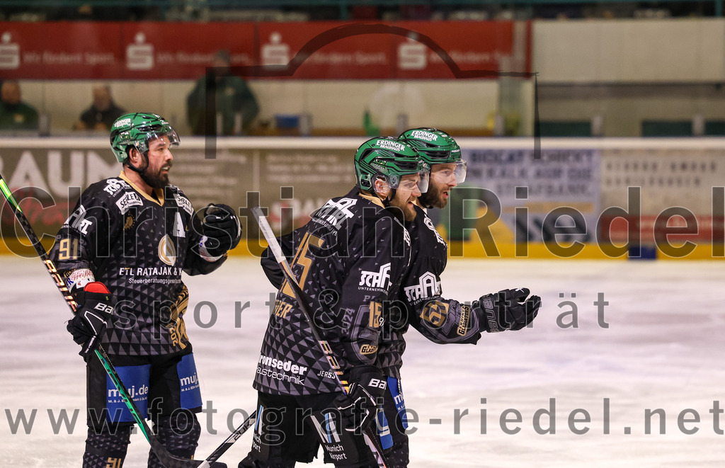 2024-03-08_066_TSV_Erding_gegen_EHC_Koenigsbrunn | Erding, Deutschland, 08.03.2024:
Eishockey, Bayernliga Playoffs 2023 / 2024, 1. Spieltag, TSV Erding gegen EHC Königsbrunn, Endergebnis: 3:0

Rudolf Lorenz (Erding Gladiators, #91), Elias Maier (Erding Gladiators, #15), Petr Pohl (Erding Gladiators, #55)

Foto: Christian Riedel / fotografie-riedel.net