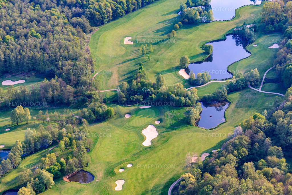 Aerial view: Ponds and greens at the Baden-Baden Golf Club Soufflenheim in Soufflenheim in the state Bas-Rhin, France. – Photo: IMG_39502.jpg taken on 04/14/2011 by Werner Riehm/FLY-FOTO.com – Resolution of the original: 4752 x 3168 px