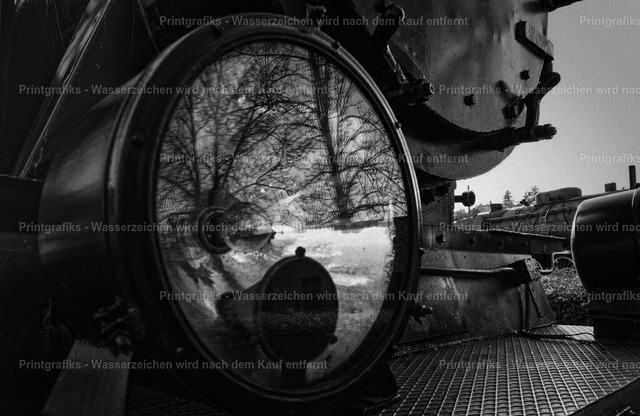 Blick im Spiegel | Ein stiller Blick in einen alten Spiegel. Die Schwarzweiß-Umsetzung, die Spiegelung und die reduzierte Szene erzeugen eine ruhige, leicht nostalgische Atmosphäre. - Realisiert mit Pictrs.com