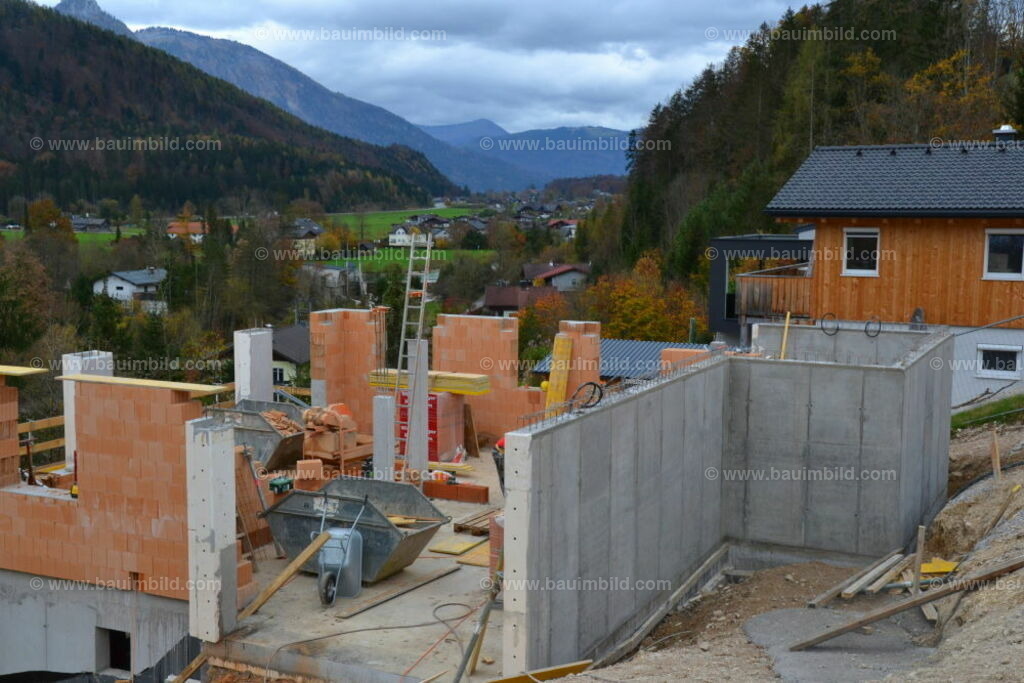EFH Mischbauweise in Hanglage | Baustelle Einfamilienhaus in Hanglage mit Erdgeschoß in Mischbauweise aus gemauerten Ziegelwänden und betonierten Außenwänden 