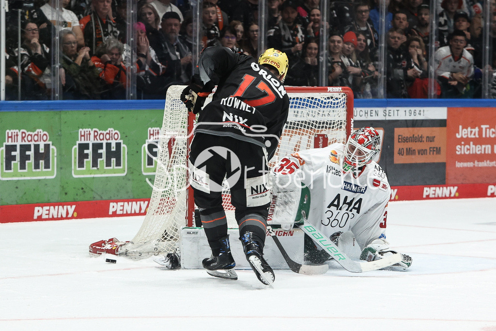 Löwen Frankfurt - Augsburger Panther | Carter ROWNEY (FRA #17) scheitert an Markus KELLER (AEV #35) / Torchance
