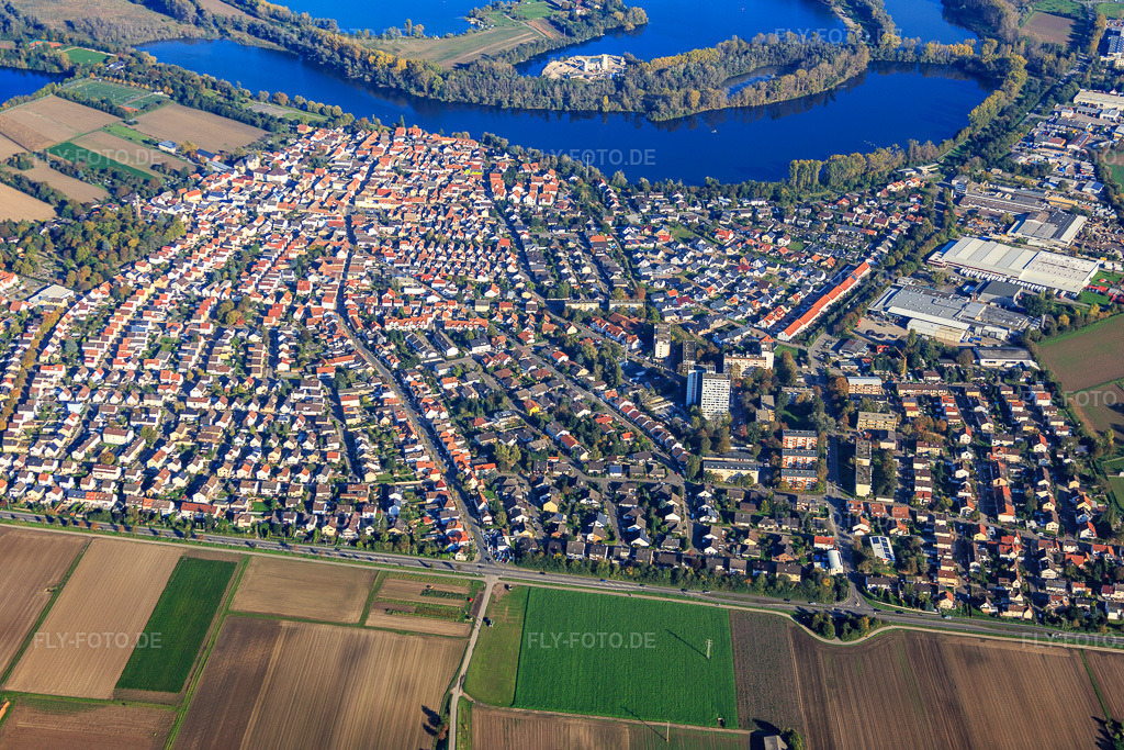 Luftbild: Ortsansicht aus Westen vor dem Roxheimer Altrhein im Ortsteil Roxheim in Bobenheim-Roxheim im Bundesland Rheinland-Pfalz in Deutschland. Foto: IMG_074856.jpg vom 18.10.2014 durch Werner Riehm/FLY-FOTO.deAuflösung des Originals: 5472 x 3648 px