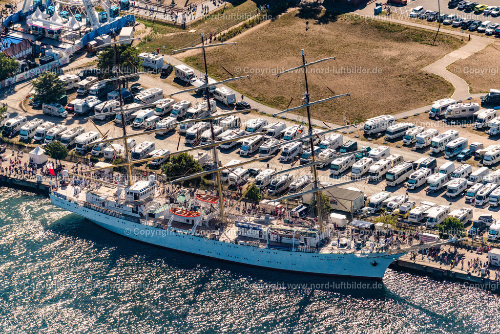 Warnemünde_Dar_Modziey_Polnisches_Segelschulschiff__Hanse_Sail_2022_ELS_5663100822 | ROSTOCK 10.08.2022 Segelschiff polnisches Segelschulschiff " Dar Modziey " im Hafen in Rostock Warnemünde zur Hansesail 2022 im Bundesland Mecklenburg-Vorpommern, Deutschland. // Sailing ship Polish sailing training ship "Dar Modziey" in the port of Rostock Warnemuende for the Hansesail 2022 in the state Mecklenburg - Western Pomerania, Germany. Foto: Martin Elsen
