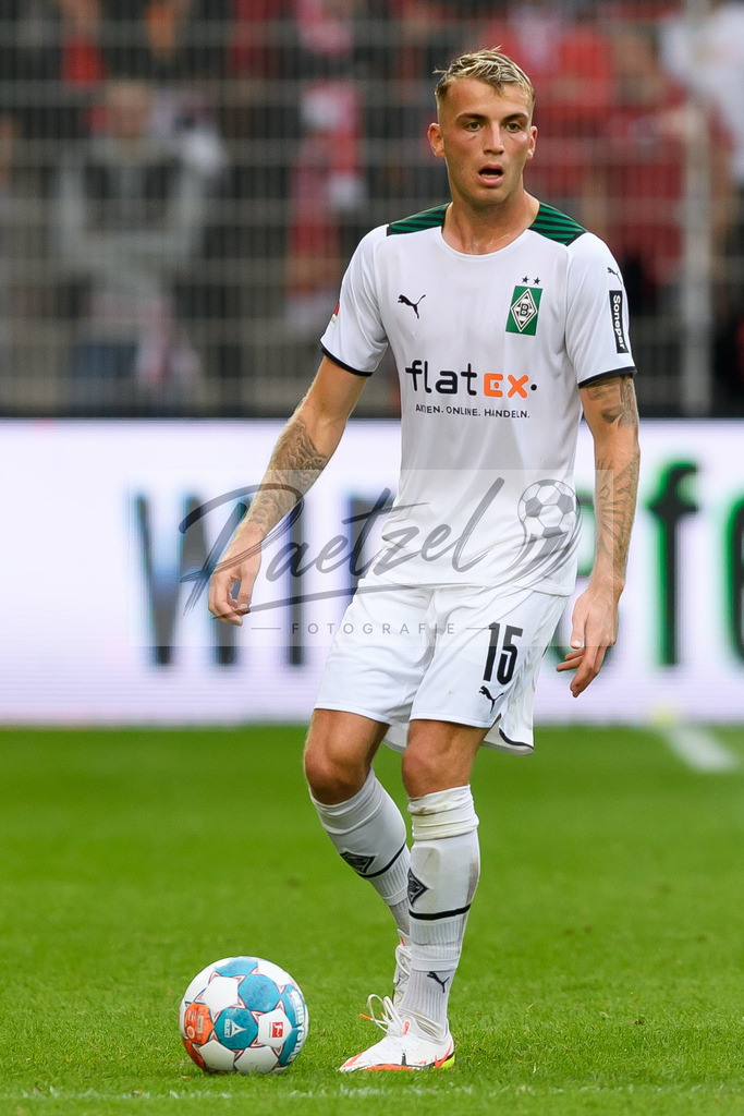 FCUBMG20210829_217 | Fussball, Herren: Jordan Beyer (Borussia Moenchengladbach) in Aktion, am Ball, Einzelaktion beim Spiel der 1. Bundesliga zwischen 1. FC Union Berlin und Borussia Moenchengladbach im Stadion An der Alten Foersterei am 29.08.2021 in Berlin, Deutschland. - Realisiert mit Pictrs.com