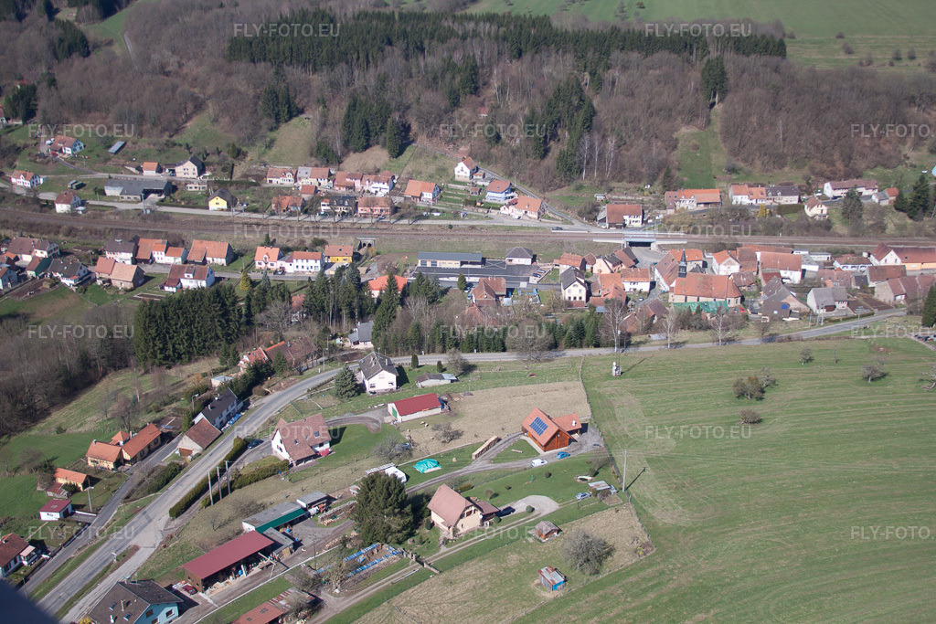 Vue aérienne: Vue du village à Tieffenbach dans le département Bas Rhin, France. Photo: IMG_38499.jpg prise le 20/03/2011 par Werner Riehm/FLY-FOTO.eu – Résolution de l'original: 4752 x 3168 px
