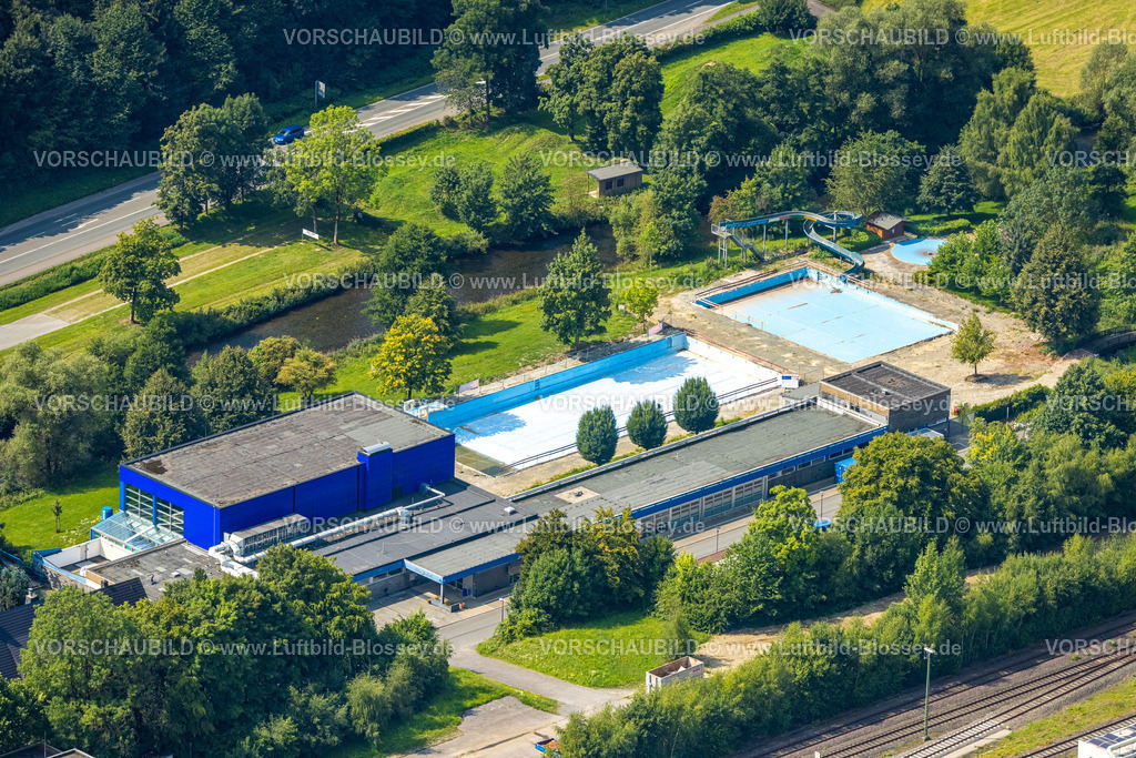 Meschede250807387 | Luftbild, Freibad und Hallenbad Meschede ohne Wasser, Meschede-Stadt, Meschede, Sauerland, Nordrhein-Westfalen, Deutschland