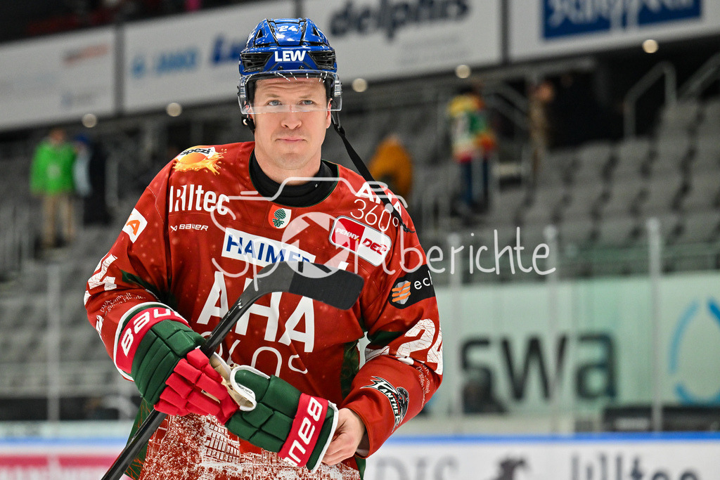 Augsburger Panther - Nürnberg Ice Tigers | AUGSBURG, GERMANY - 23. DECEMBER: Im Bild ein trauriger T. J. TREVELYAN (Augsburger Panther 24) mit hängendem Kopf nach dem Match zwischen den Augsburger Panthern und den Nürnberg Ice Tigers am 31. Spieltag der Penny DEL im Curt Frenzel Stadion