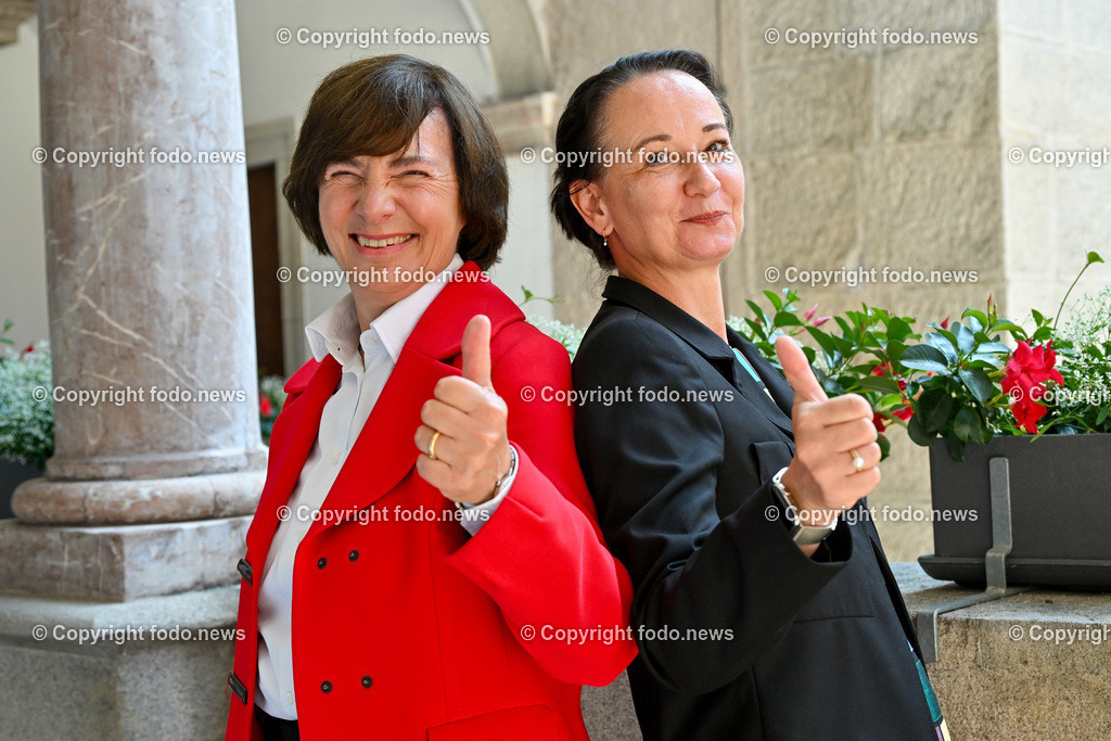 Kick-off-Veranstaltung der Gruendungspraesidentin_ IDSA_ 07.07.2023-90 | 07.07.2023, Landhaus Linz AUT, Kick-off-Veranstaltung der Gruendungspraesidentin, IDSA, im Bild Claudia von der Linden (Vorsitzende des Institute of Digital Sciences Austria (IDSA) Gruendungskonvents), Stefanie Lindstaedt (Gruendungspraesidentin des Institute of Digital Sciences Austria (IDSA))