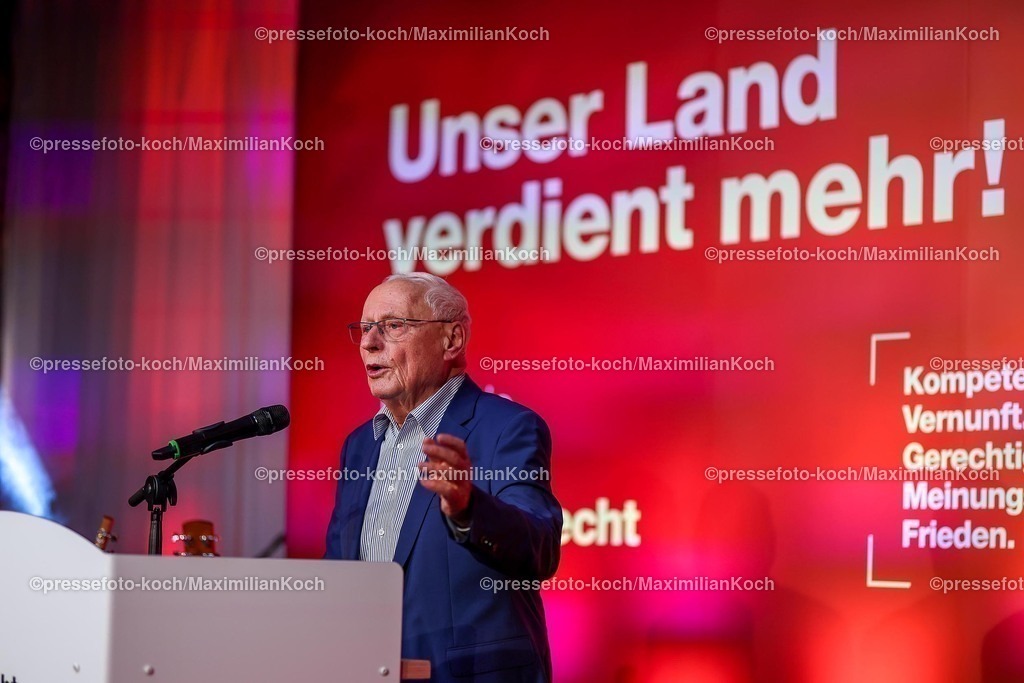 Wup06022501042 | 06.02.2025, Wahlkampfveranstaltung Bündnis Sahra Wagenknecht - Der Politiker Oskar Lafontaine bei seiner Rede in der Alten Papierfabrik in Wuppertal. 