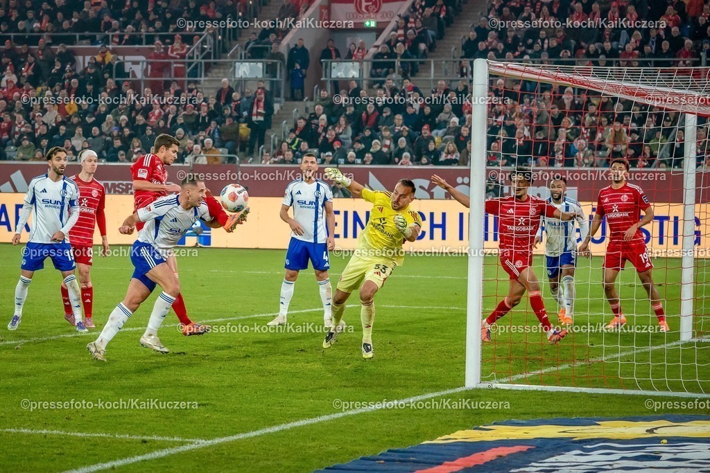 xKKUx05122501069 | 05.12.2025, xkkux, Fußball, Fortuna Düsseldorf - FC Schalke 04, 2. Fußball Bundesliga, Merkur Spiel-Arena, Saison 2025 2026: Tim Oberdorf (Fortuna Düsseldorf #15) trifft mit einem Tritt nach dem Ball  Nikola Katic (Schalke04 #25) beim Schuss im Strafraum mit dem Fuß am Kopf  DFB regulations prohibit any use of photographs as image sequences and or quasi-video.