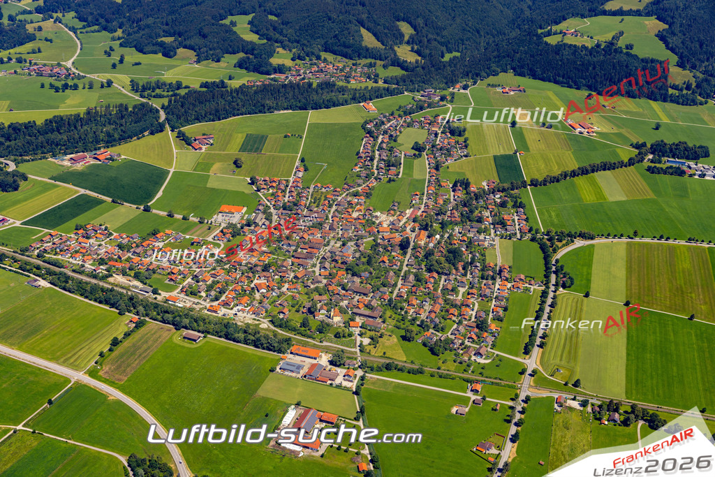 Aktuelles Luftbild von  Bichl - Die Luftaufnahme wurde 2022 mittels UL-Flugzeug erstellt ( keine Drohne ) - hochauflösende Kamera-Systeme von  Canon -Beste Qualität - Für grossformatige Ausdrucke geeignet. Die Geschenkidee !