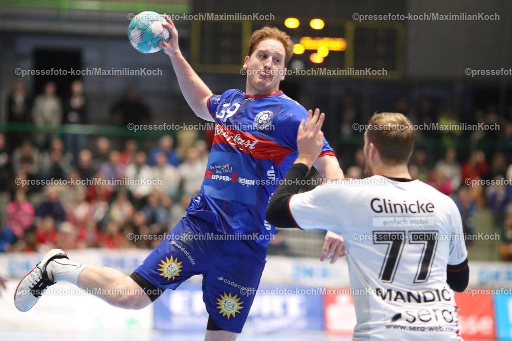 WupHBL12022301059 | 12.12.2023, Wuppertal, Handball, Uni-Halle, Liqui Moly Bundesliga, 19. Spieltag Saison 2022 2023, Bergischer HC - MT Melsungen:  Lukas Stutzke von Bergischer HC gegen David Mandic von MT Melsungen
