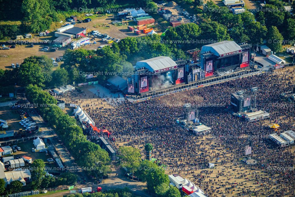Wacken_Musik_Festival_ELS_3409060822 | WACKEN 06.08.2022 Besucher des Wacken Musik- Festivals auf dem Veranstaltungs- Konzertgelände an der Norderstraße in Wacken im Bundesland Schleswig-Holstein, Deutschland. Weiterführende Informationen bei: CTS EVENTIM AG & Co. KGaA,  ICS Festival Service GmbH,  SH Promotion GmbH&amp;Co.KG. // Participants in the Wacken music festival on the event concert area on street Norderstrasse in Wacken in the state Schleswig-Holstein, Germany. Further information at: CTS EVENTIM AG & Co. KGaA,  ICS Festival Service GmbH,  SH Promotion GmbH&amp;Co.KG. Foto: Martin Elsen
