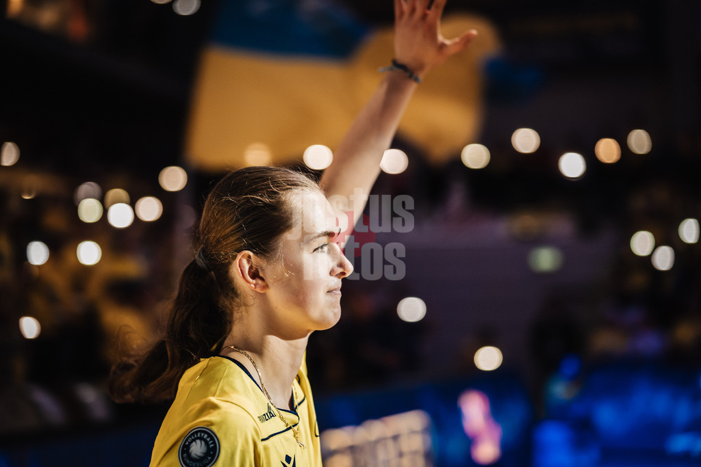 Volleyball | Frauen | Saison 2025/2026 | Volleyball Bundesliga | SSC Palmberg Schwerin vs. ETV Hamburger Volksbank Volleys | 18.10.2025 | Leana Grozer (#9, SSC Palmberg Schwerin) beim Einlauf in die Arena