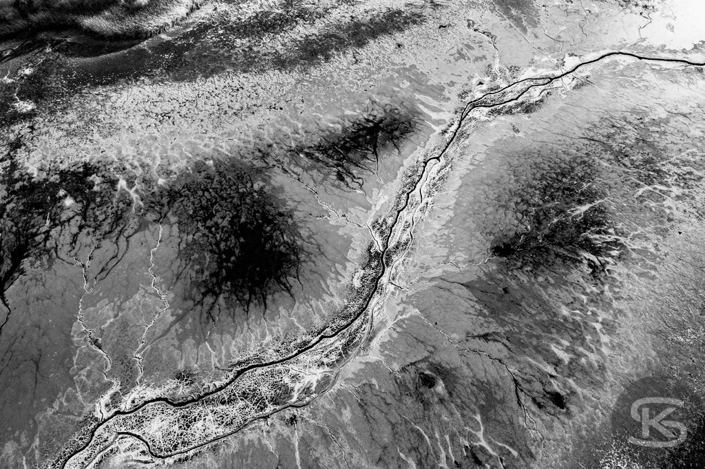 Ground Levels – Abstrakte Landschaften entwässerter Seen aus der Vogelperspektive | Ground Levels zeigt Drohnenaufnahmen entwässerter Seegründe, die zwischen Realität und Abstraktion oszillieren. Rinnsale, Pfützen und Muster verwandeln sich aus der Luft zu abstrakten Kompositionen – Fotokunst von Stefan Kuhn. - Realisiert mit Pictrs.com