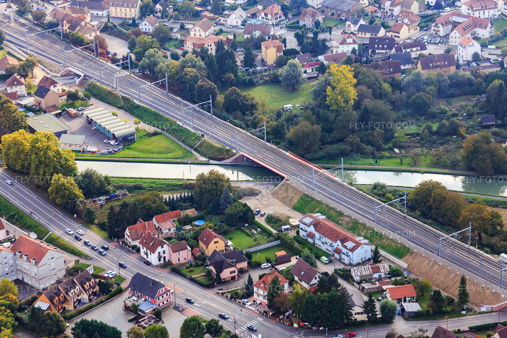 Aerial view: Railway bridge over the Canal du Marne au Rhin in Vendenheim in the state Bas-Rhin, France. – Photo: IMG_074131.jpg taken on 10/04/2014 by Werner Riehm/FLY-FOTO.com – Resolution of the original: 5114 x 3409 px