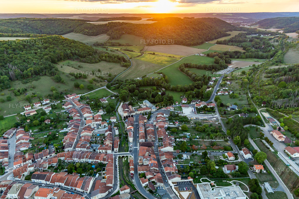 Vue aérienne: Coucher de soleil à Poissons dans le département Haute Marne, France. Photo: IMG_134355.jpg prise le 03/09/2022 par Werner Riehm/FLY-FOTO.eu – Résolution de l'original: 5280 x 3520 px