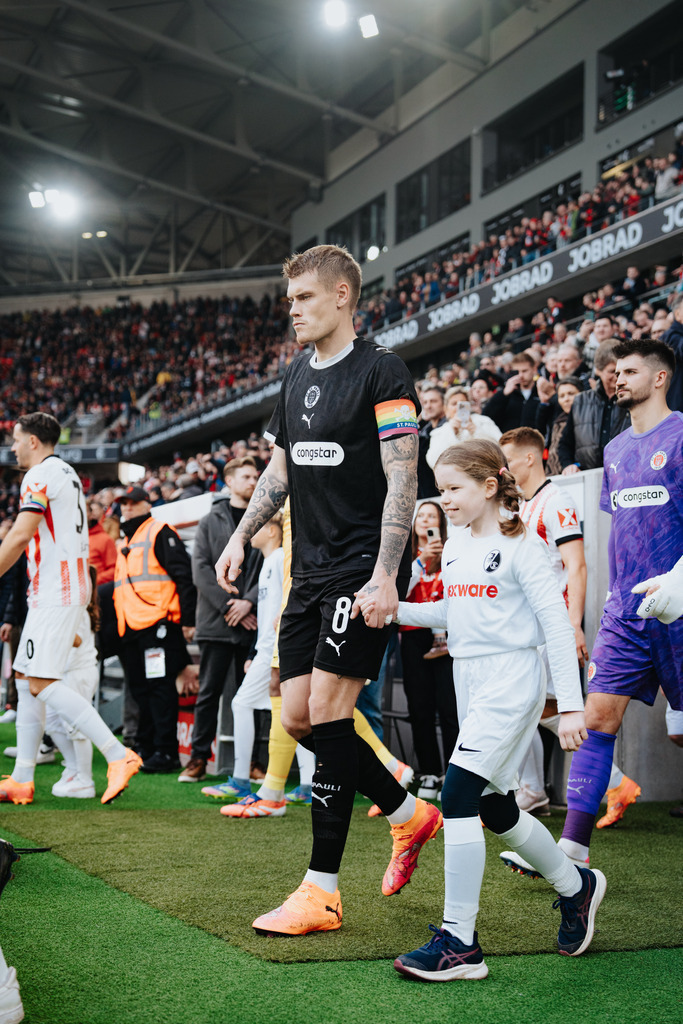 FCP00435 | Der offizielle Shop für FC St. Pauli Fotos. Wähle aus Spielszenen & Fanmomenten dein FCSP Wunschformat. Wir liefern Millerntor-Atmosphäre.