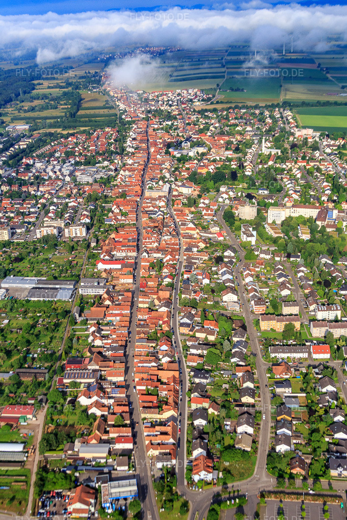 Luftbild: Rheinstr(B427) von Osten in Kandel im Bundesland Rheinland-Pfalz in Deutschland. Foto: IMG_090022.jpg vom 26.06.2016 durch Werner Riehm/FLY-FOTO.de