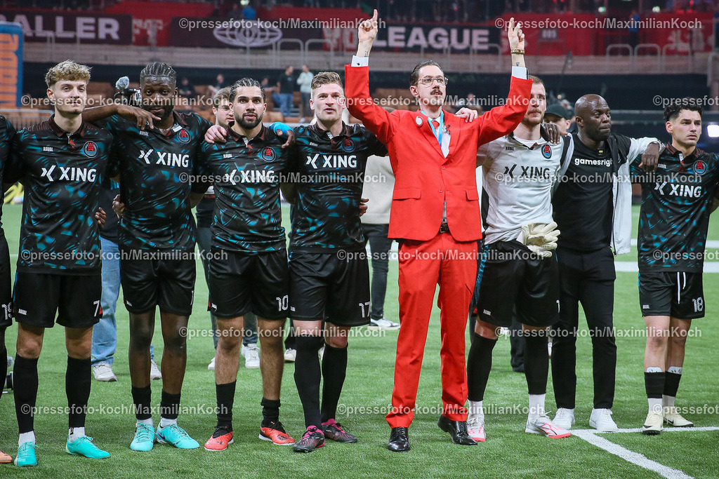 DueBL08042401040 | 08.04.2024, Düsseldorf, Fußball, Baller League, PSD Bank Dome, Final Four, Halbfinale Streets United - Eintracht Spandau:  Präsident Maximilian Knabe - HandOfBlood Hänno (Teammanager Eintracht Spandau)