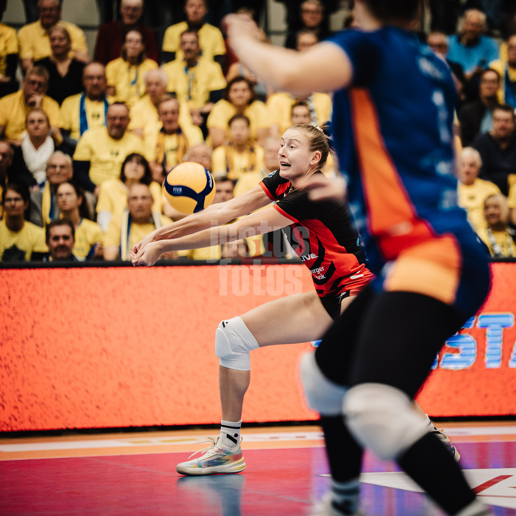 Volleyball | Frauen | Saison 2025/2026 | Volleyball Bundesliga | SSC Palmberg Schwerin vs. ETV Hamburger Volksbank Volleys | 18.10.2025 | Leonie Körtzinger (#7, ETV Hamburger Volksbank Volleys) nimmt den Ball an