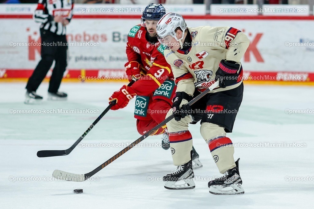 DEG02032501052 | 02.03.2025, Eishockey, Penny DEL, Düsseldorfer EG - Nürnberg Ice Tigers, PSD-BANK Dome: Jeremy McKenna (NIT #91) im Zweikampf gegen Rick Schofield (DEG #9)