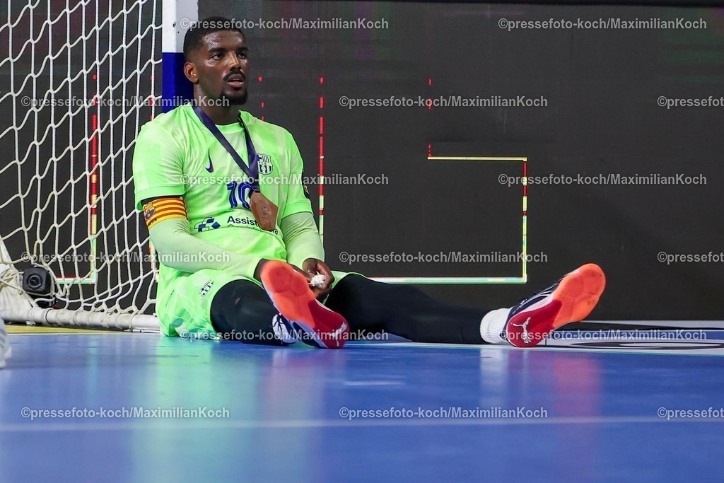 KoeEHF15062501055 | 15.06.2025, Handball, Spiel um Platz 3, TruckScout24 EHF FINAL4, LANXESS arena Köln, HBC Nantes - FC Barcelona: Die Barca Spieler stehen enttäuscht über die Niederlage gegen Nantes auf dem Spielfeld. Dika Mem (Barca FC Barcelona ESP #10) 