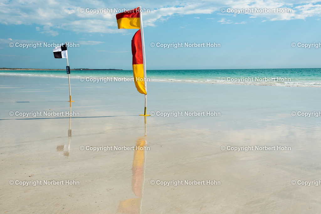 Reisefotografie - Australien - Der fünfte Kontinent | Flaggen am Strand von Broome an der australischen Westküste. - Realisiert mit Pictrs.com