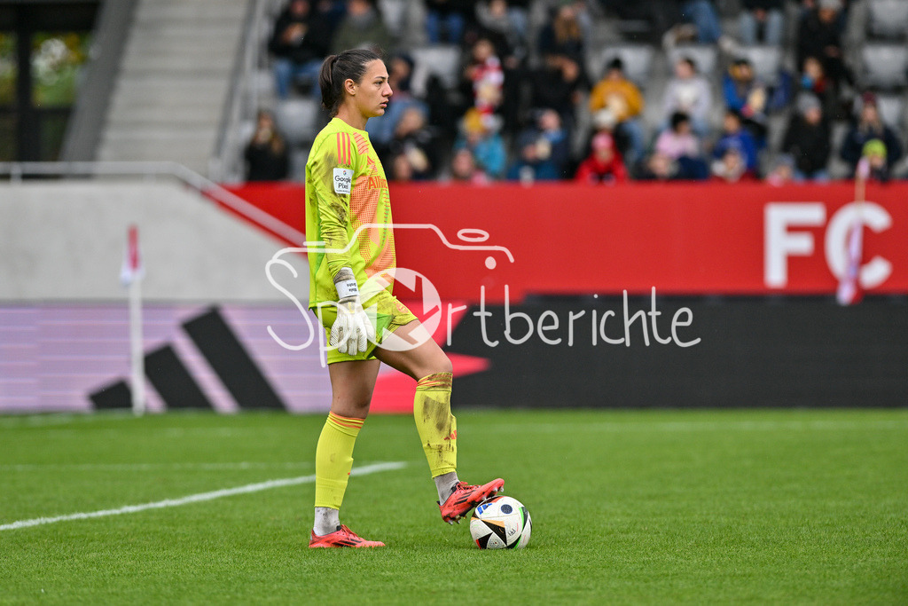 FC Bayern München Frauen - TSG 1899 Hoffenheim Frauen | am Ball Maria-Luisa GROHS (FC Bayern München Frauen #1) / Freisteller / Einzelfoto / Frauen Bundesliga: FC Bayern München Frauen - 1. FC Köln Frauen, FC Bayern Campus am 05.10.2024