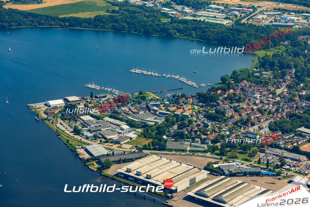 Schrägluftbild  Schlutup  Lübeck - Das Luftbild wurde 2025 vom UL-Flugzeug heraus erstellt (ohne Drohne- keine Drohnenaufnahme ) - Hochauflösende Luftaufnahme -Nicht vergleichbar mit Google Maps oder Satelittenbilder- Die Geschenkidee !Mit Lizenz und Bildrechte bestellbar