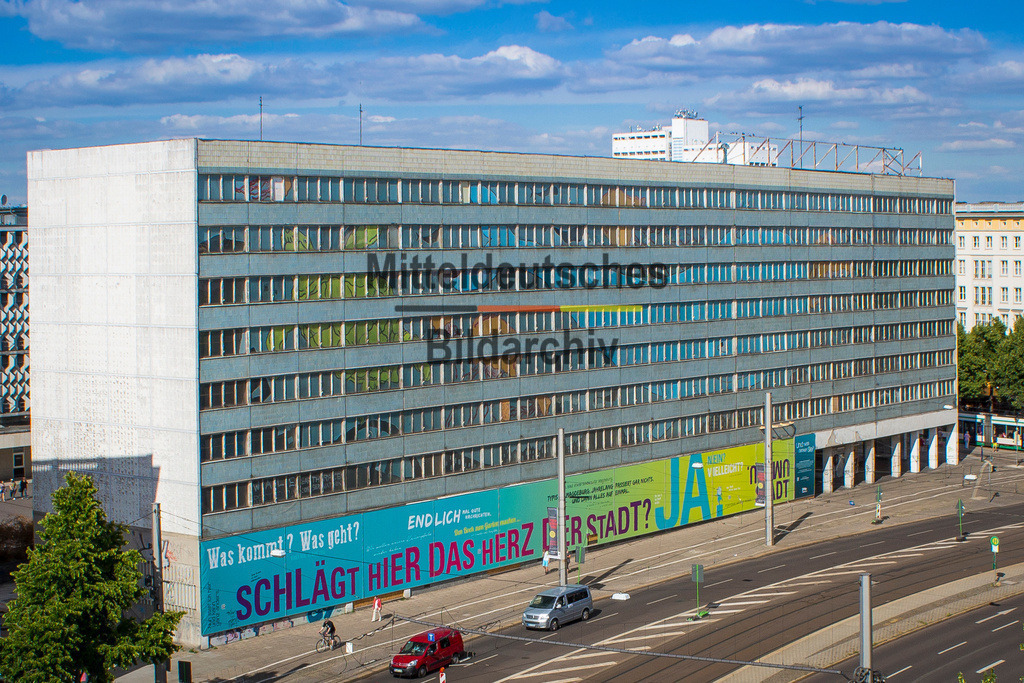 Luftbild Magdeburg Freizeit-3738 | Der Blaue Bock gehörte zu den bekanntesten Geschäftshäusern der Magdeburger Innenstadt und war über Jahrzehnte ein markanter Orientierungspunkt am Breiten Weg. Das Gebäude entstand in den 1960er Jahren als Teil des Wiederaufbaus nach dem Zweiten Weltkrieg und prägte mit seiner charakteristischen blauen Aluminiumfassade das Stadtbild der DDR-Zeit. Nach dem Abriss entstand an gleicher Stelle der Neue Blaue Bock. Die Luftaufnahme dokumentiert das historische Gebäude und erinnert an einen prägenden Abschnitt der Magdeburger Stadtentwicklung. - Realisiert mit Pictrs.com