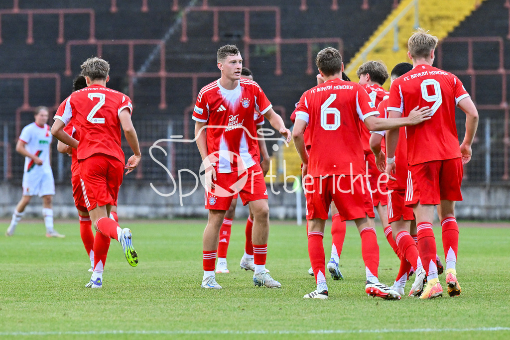 FC Augsburg II - FC Bayern Amateure | Jubel nach dem Treffer zum 1-1 Ausgleich durch Adin LICINA (FC Bayern Muenchen II 7) / Tor / Torschuetze / Freude / Happy / Regionalliga Bayern: FC Augsburg II - FC Bayern Muenchen II, Rosenaustadion am 25.07.2025