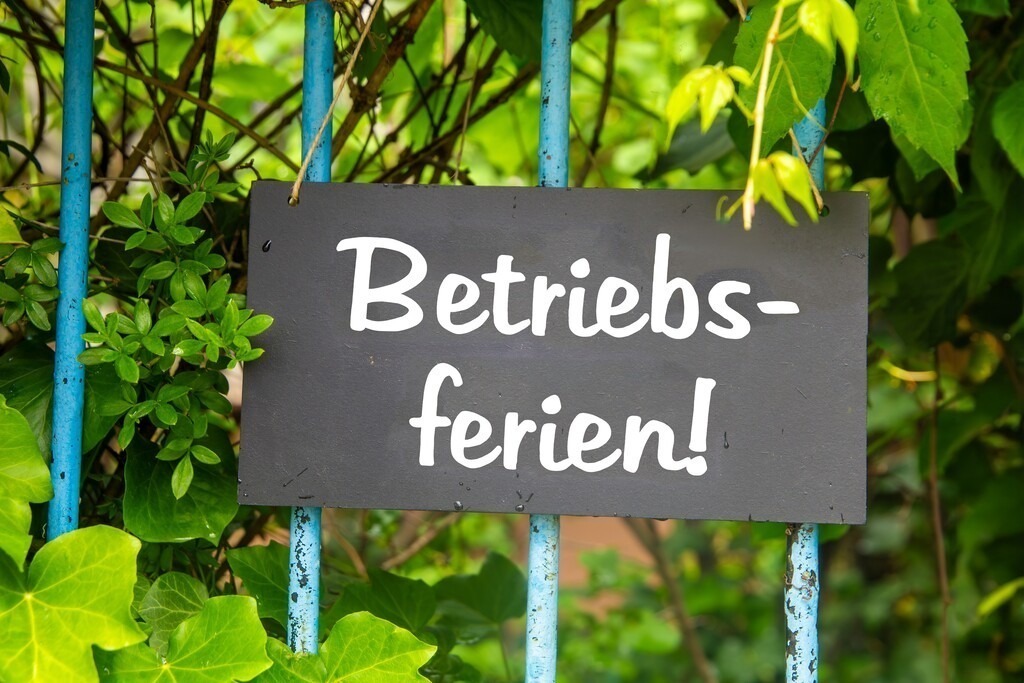Symbolbild Betriebsferien: Schild am Garten mit der Aufschrift BETRIEBSFERIEN  | Symbolbild Betriebsferien: Schild am Garten mit der Aufschrift BETRIEBSFERIEN  - Realisiert mit Pictrs.com