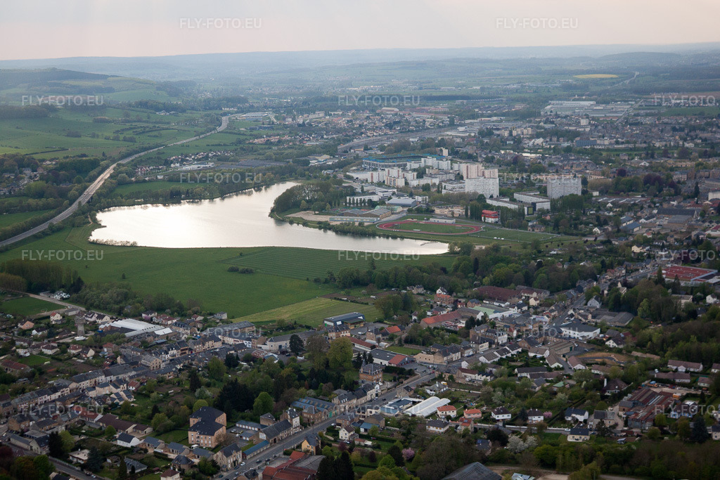 Vue aérienne: Vue de la ville à Balan dans le département Ardennes, France. Photo: IMG_39834.jpg prise le 16/04/2011 par Werner Riehm/FLY-FOTO.eu – Résolution de l'original: 4752 x 3168 px