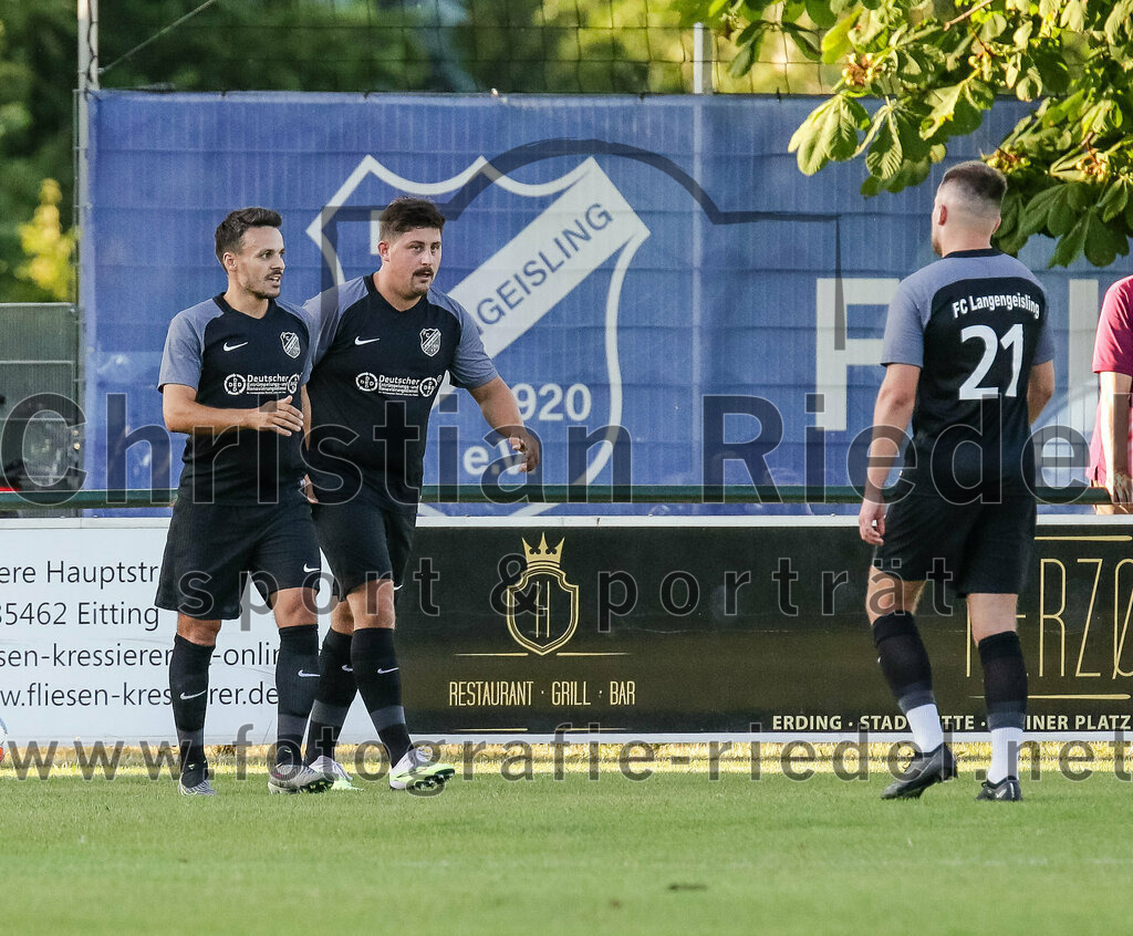 2023-07-14_053_FC_Langengeisling_gegen_FC_Velden-Eberspoint | Erding, Deutschland, 14.07.2023:
Fußball, Bezirksliga Oberbayern Ost 2023 / 2024, Testspiel, FC Langengeisling gegen FC Velden-Eberspoint, Endergebnis: 5:0

Maximilian Hintermaier (FC Langengeisling, #13), Florian Rupprecht (FC Langengeisling, #11), David Riederle (FC Langengeisling, #14)

Foto: Christian Riedel / fotografie-riedel.net