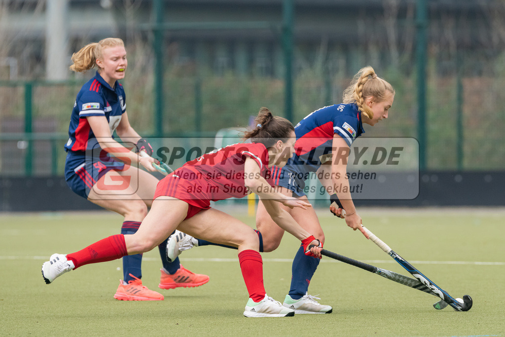 HK_20230416_107062 | 1. Bundesliga Damen Düsseldorfer HC - Rot-Weiss Köln am 16.4.2023 DHC Düsseldorf, Düsseldorf , Emma Boermanns ( Rot-Weiss Köln #33 ) , Lisa Nolte ( Düsseldorfer HC #17 )