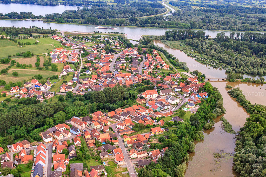 Vue aérienne: Vue du village depuis l'ouest, à l'embouchure de la Sauer dans le Rhin. à Munchhausen dans le département Bas Rhin, France – .Photo: IMG_28763.jpg prise le 14/06/2010 par Werner Riehm/FLY-FOTO.eu – Résolution de l'original: 4752 x 3168 px