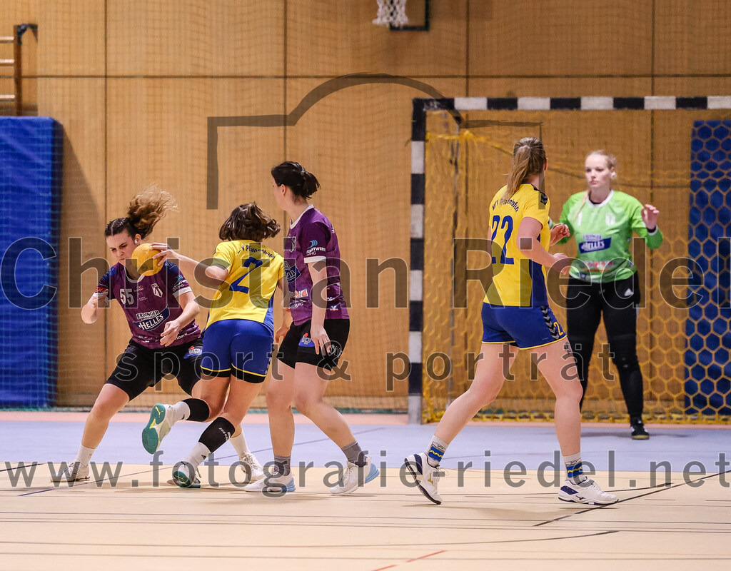 2025-02-15_130_SpVgg_Altenerding_gegen_MTV_Pfaffenhofen | Erding, Deutschland, 15.02.2025:Handball, Bezirksoberliga Frauen Altbayern 2024 / 2024, 14. Spieltag, SpVgg Altenerding gegen MTV Pfaffenhofen, Endergebnis: 27:23Verena Kaiser (SpVgg Altenerding, #55), Magdalena Scherer (MTV Pfaffenhofen, #2), Janina Konrad (SpVgg Altenerding, #2), Daniela Reiher (MTV Pfaffenhofen, #22), Torfrau Hanna Obermair (SpVgg Altenerding, #1)Foto: Christian Riedel / fotografie-riedel.net