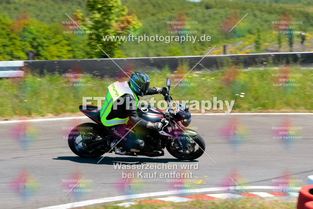 Moto-TeamOBK-21844 | Hier findet Ihr Bilder von Touristenfahrten auf der Nürburgring Nordschleife oder von anderen Veranstaltungen die ich besucht habe. Viel Spass beim Durch Schauen 