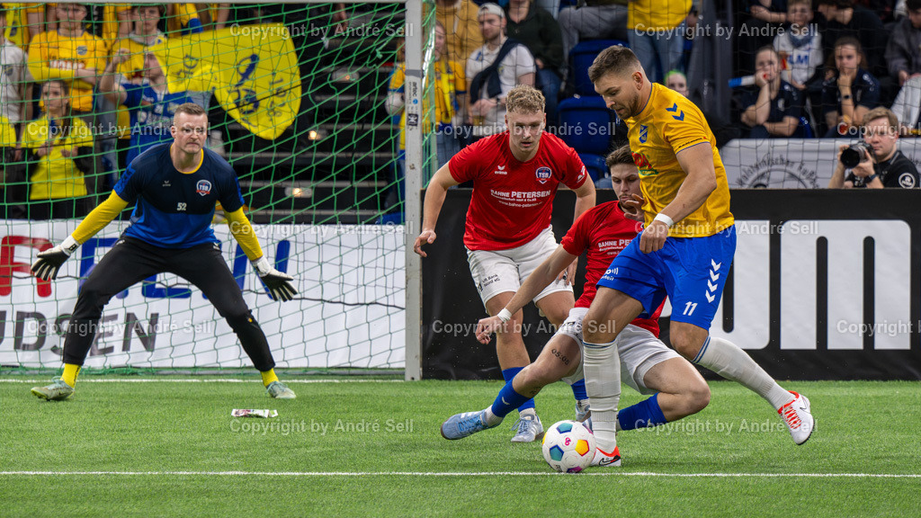 SHFV Lotto Masters 2024 | 20240113_8847, 13.01.2024, SHFV Lotto Masters 2024, Halbfinale 1, SV Todesfelde (gelb) vs. TSB Flensburg (blau), Morten Liebert (Todesfelde #11) / Gian Luca Bracht (TSB #20) &amp; Paul Fröhlich (TSB #7) - Realisiert mit Pictrs.com