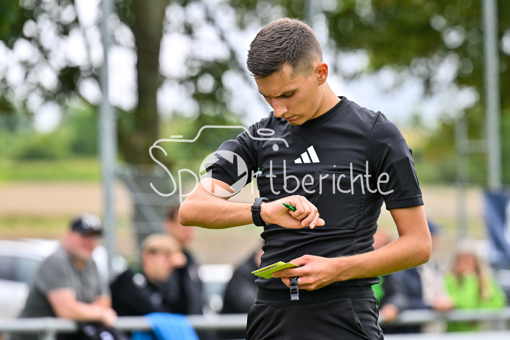 SSV Ulm 1846 Fussball U19 - FC Bayern München U19 | im Bild Schiedsrichter Felix STEPHAN / Einzelfoto / Freisteller / U19 DFB Nachwuchsliga: SSV Ulm 1846 Fussball - FC Bayern München, Hauptspielfeld Langenau am 02.08.2025