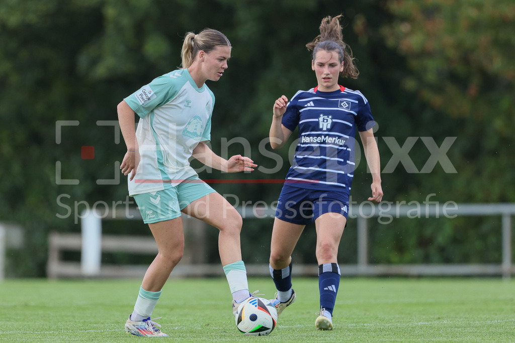 Fussball, Testspiel Frauen, Hamburger SV - SV Werder Bremen | v.li.: Juliane Wirtz (SV Werder Bremen, 28) und Pauline Machtens (Hamburger SV, 28) im Zweikampf, Duell, Dynamik, Aktion, Action, Spielszene
