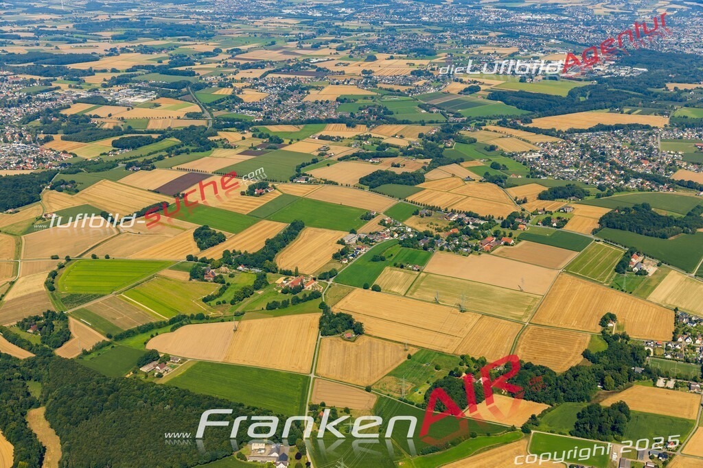 Luftaufnahme Herringhausen Dorf Enger - Die Luftaufnahme wurde 2025 vom UL-Flugzeug heraus erstellt ( ohne Drohne ) - Hochauflösende Luftaufnahme - für professionelle Ausdrucke geeignet. Die Geschenkidee !Mit Lizenz und Bildrechte bestellbar