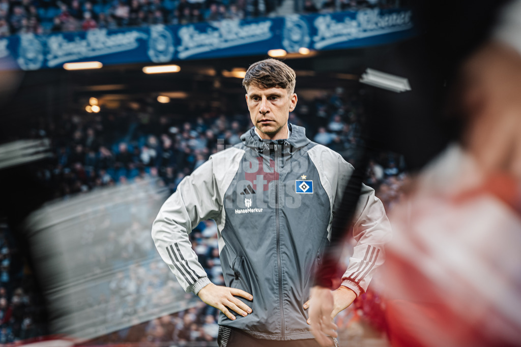 Fußball | Männer | Saison 2024/2025 | 2. Fußball-Bundesliga | 27. Spieltag | Hamburger SV vs. SV 07 Elversberg | 28.03.2025 | Co-Trainer Loic Fave (HSV) beim Aufwärmen