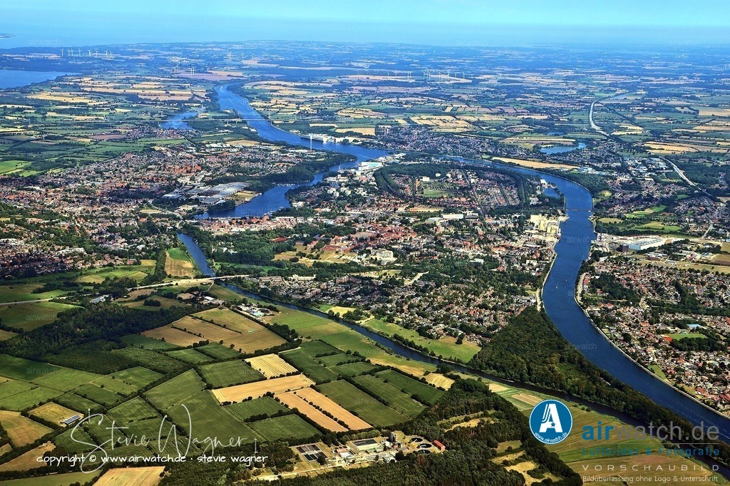 Luftbild Rendsburg - Rendsburg entstand auf einer Insel in der Eider | Rendsburg entstand auf einer Insel in der Eider, die strategisch günstig am Kreuzungspunkt zweier historischer Verbindungsachsen lag. Die Ursprünge der Stadt sind eng mit dieser geografischen Lage verbunden, wobei nach alten Sagen im 4. Jahrhundert König Offa der Angeln auf der Insel einen Schwertkampf gegen Feinde seines Vaters gewann.
