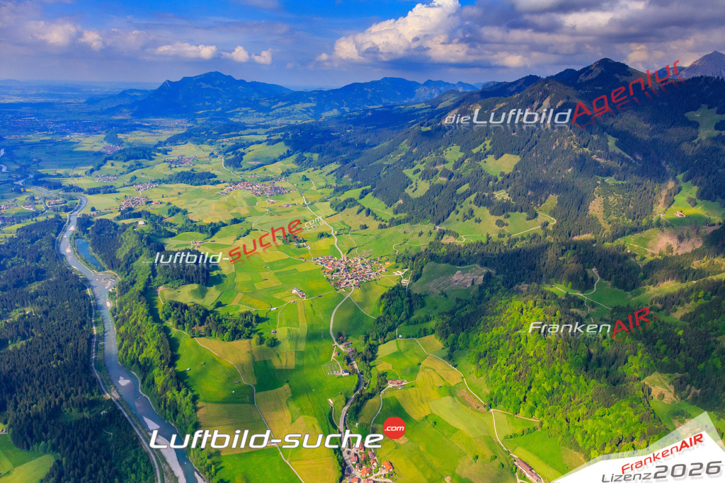 Die Luftaufnahme der Stadt Oberstdorf wurde vom UL-Flugzeug heraus erstellt ( keine Drohne )- hohe Auflösung für beste Qualität